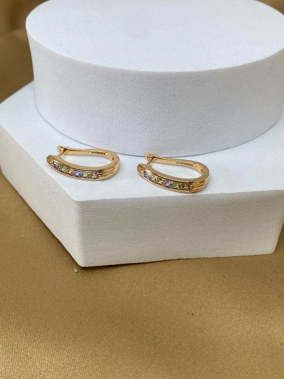 A26469 Arete alargado de colores.         Material: Oro Laminado 18k