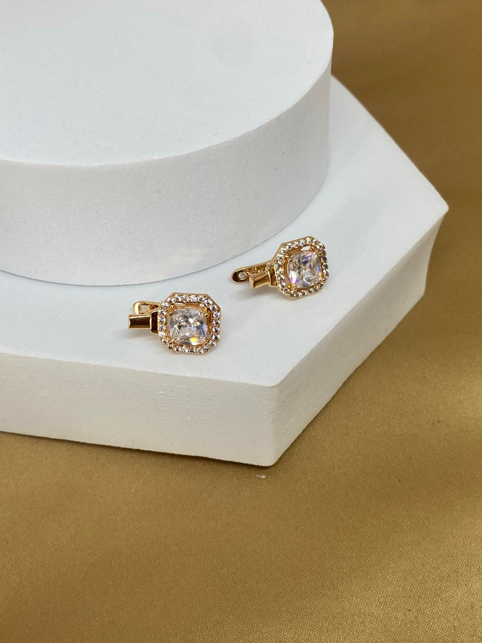 A26468. Arete con piedra Cuadrada.      Material: Oro laminado 18k.