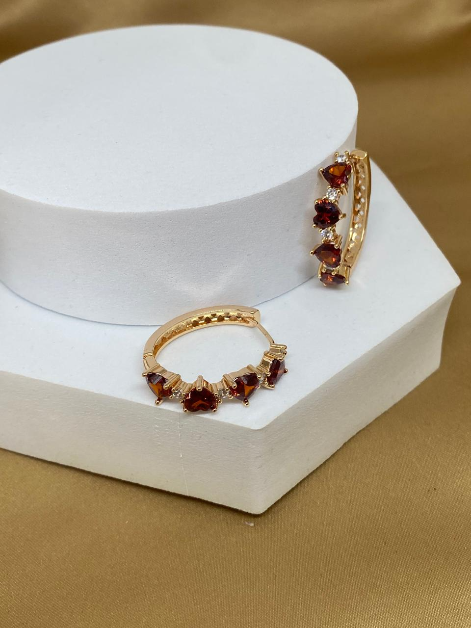 A26467 Arracada Grande con corazones Rojos.    Material: Oro Laminado 18k.