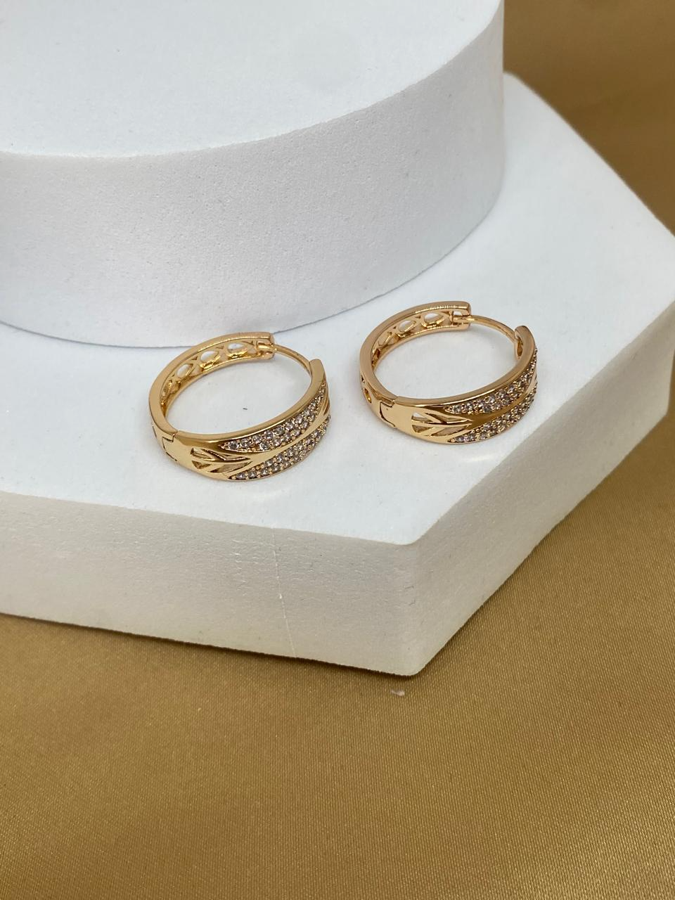 A26466 Arracada Con doble línea de piedra.  Material: Oro Laminado 18k.