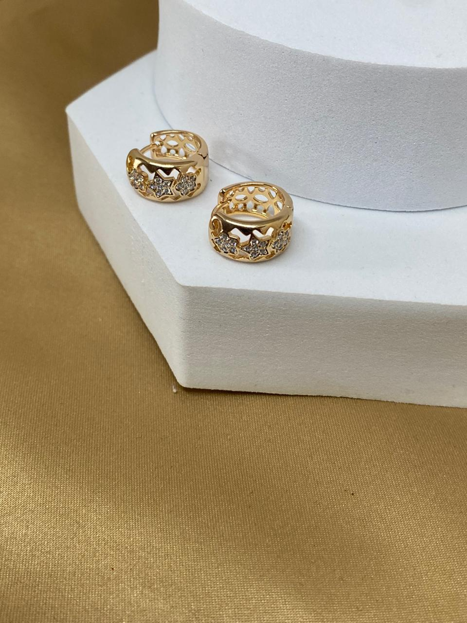 A26464 Arracada con tres estrellas.      Material: Oro laminado 18k.