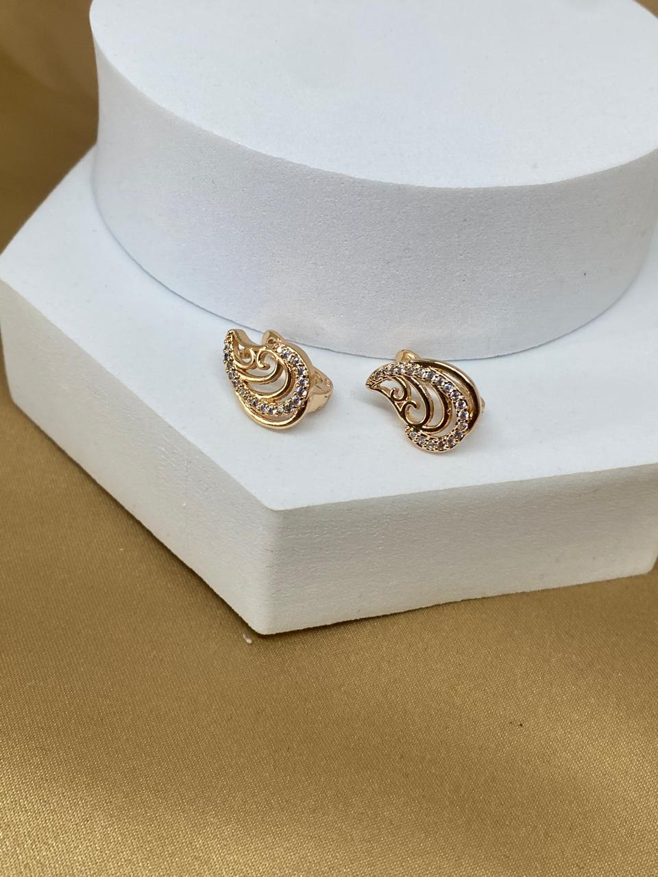 A26462 Arete tipo gota con piedra.         Material Oro Laminado 18 k.