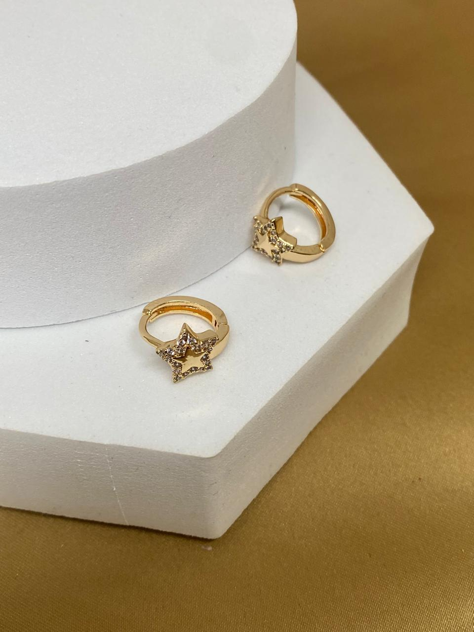 A26461 Arracada chica con estrella.               Material: oro laminado 18k.