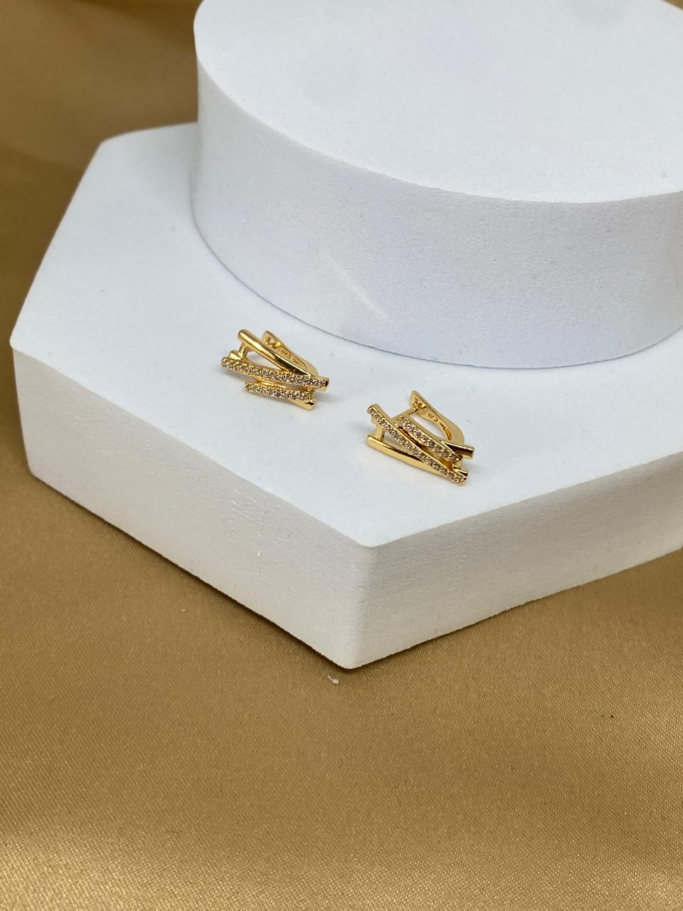 A26460 Arete de líneas con piedras.    Material: Oro Laminado 18k.