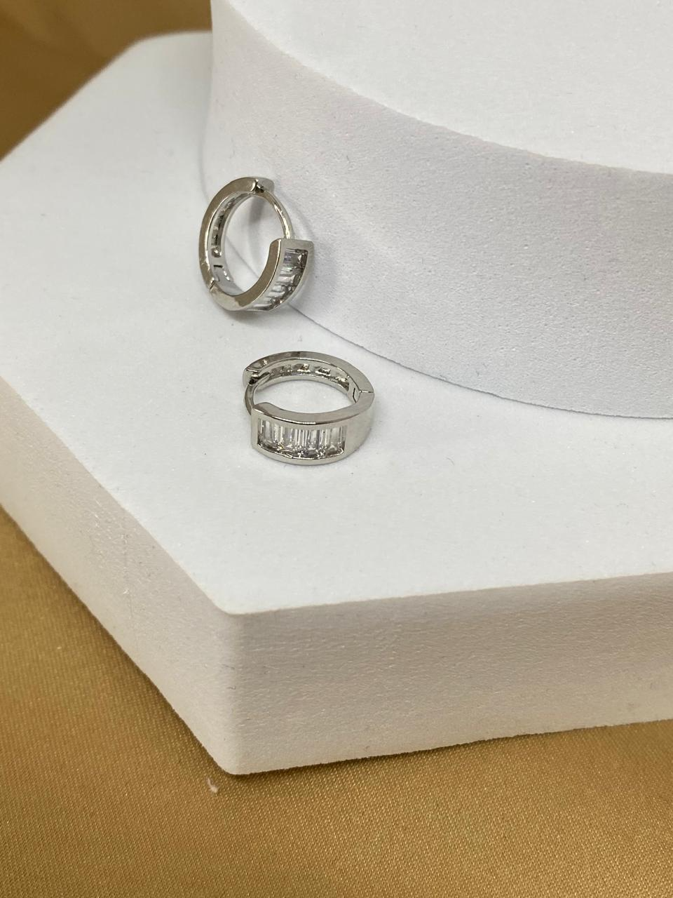 A26459 Arete con piedra blanca.            Material: Rodio.