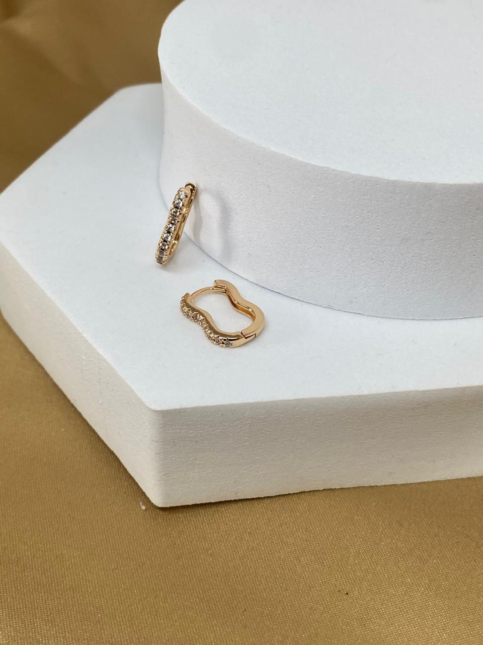A26457 Arete chico con piedras.        Material: Oro Laminado 18k.