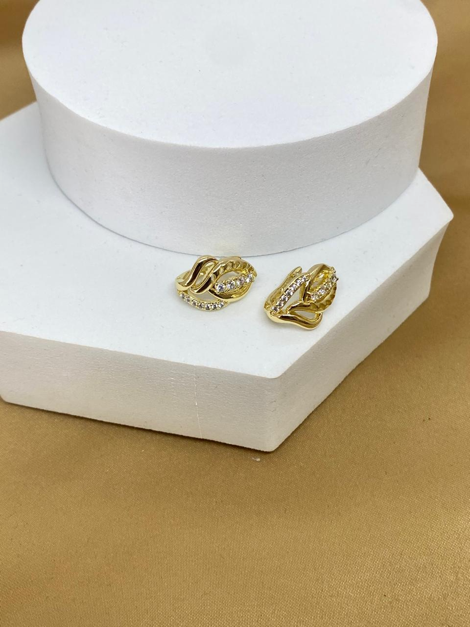 A26456 Arete tipo hoja con piedra.   Material: Oro Laminado 14k.
