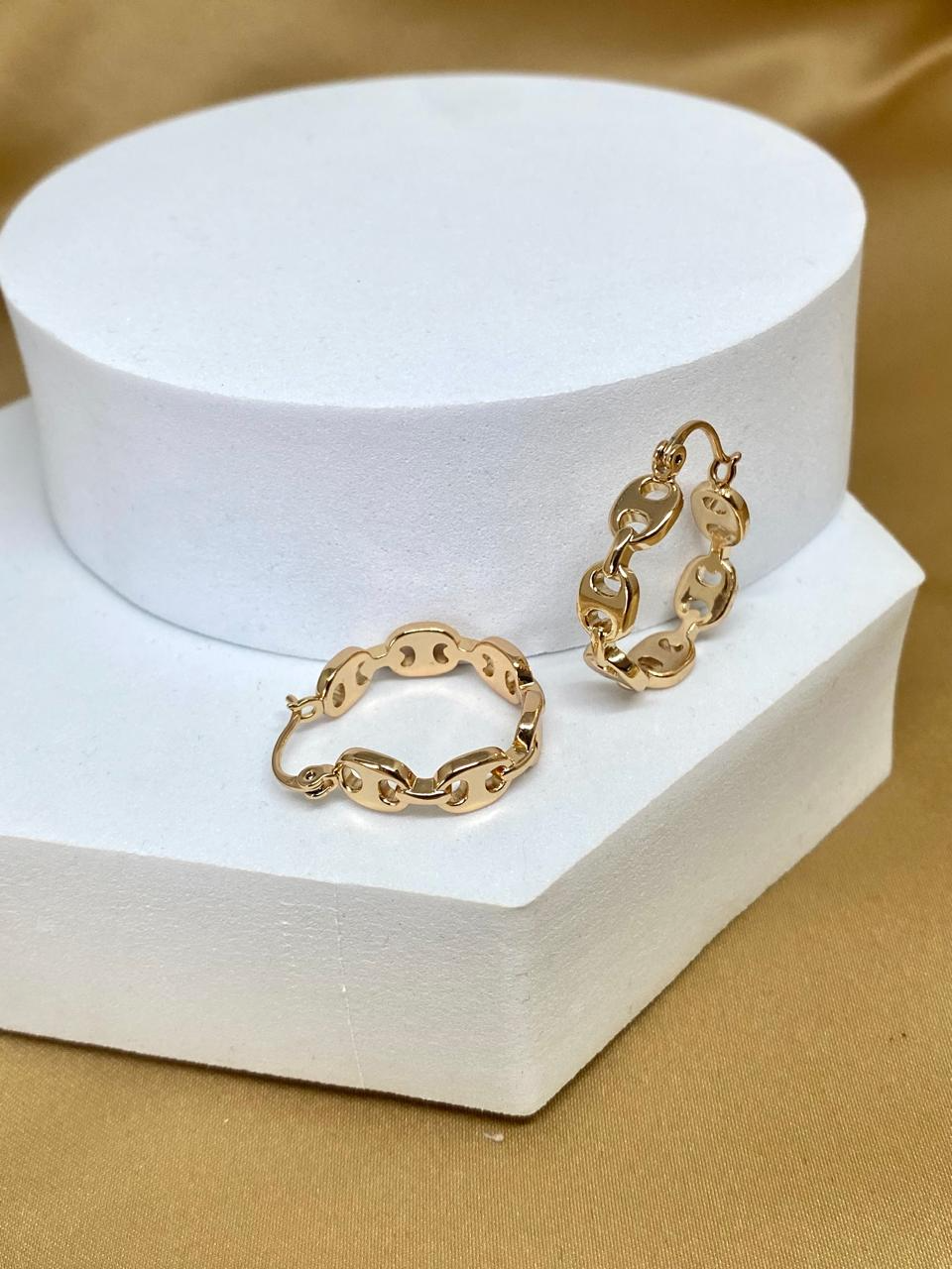 A26455 Arracada  tipo cadena.                     Material: Oro Laminado 18k.