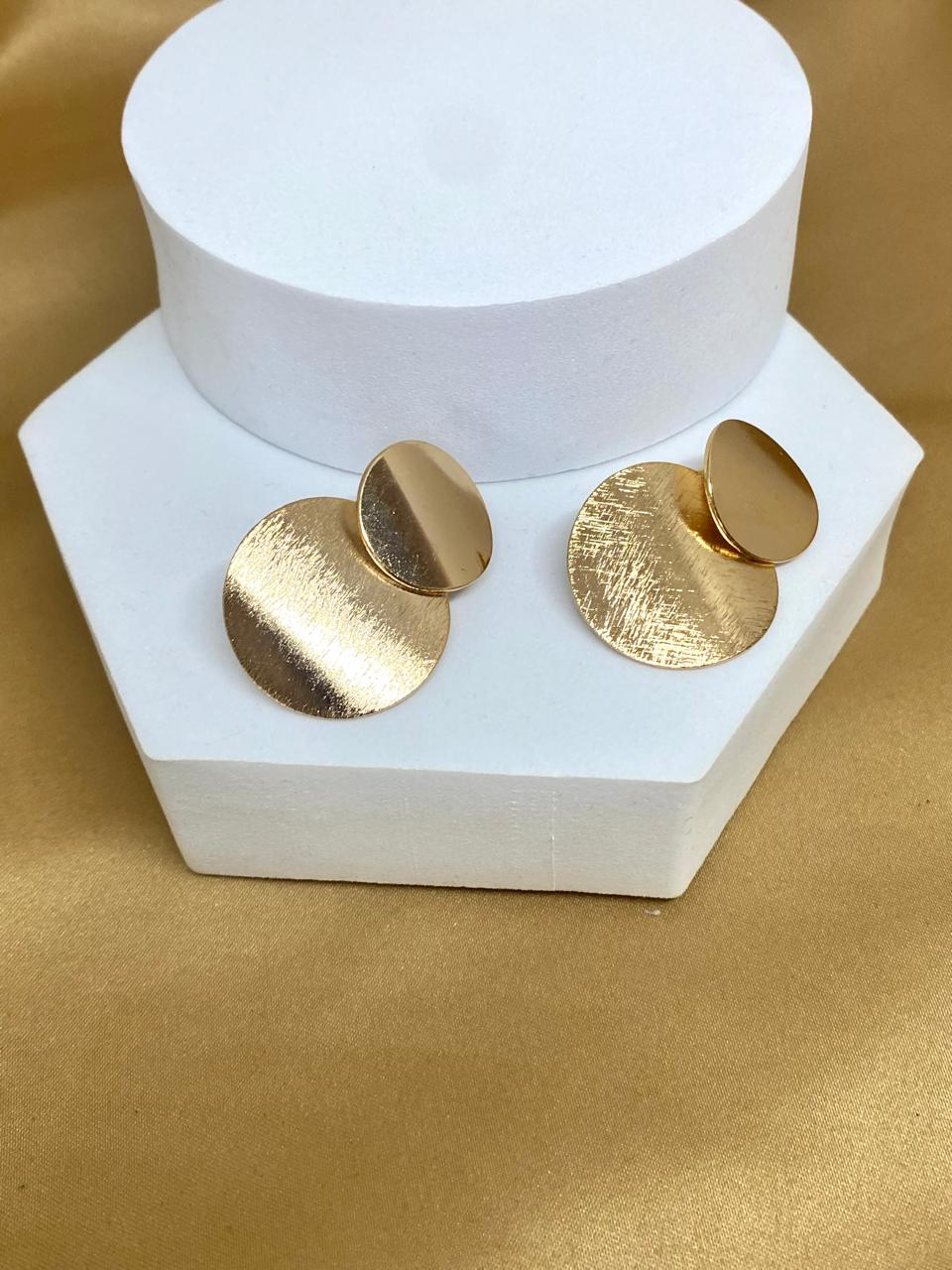 A26454 Arete doble círculo Grande.          Material: Oro laminado 18k.