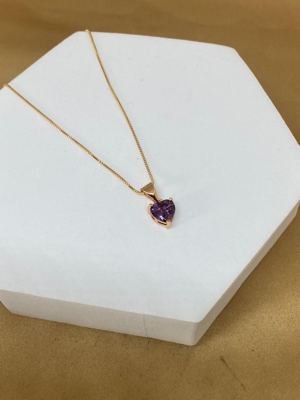 C26451 Collar corazón morado                Material: Oro laminado 18k.