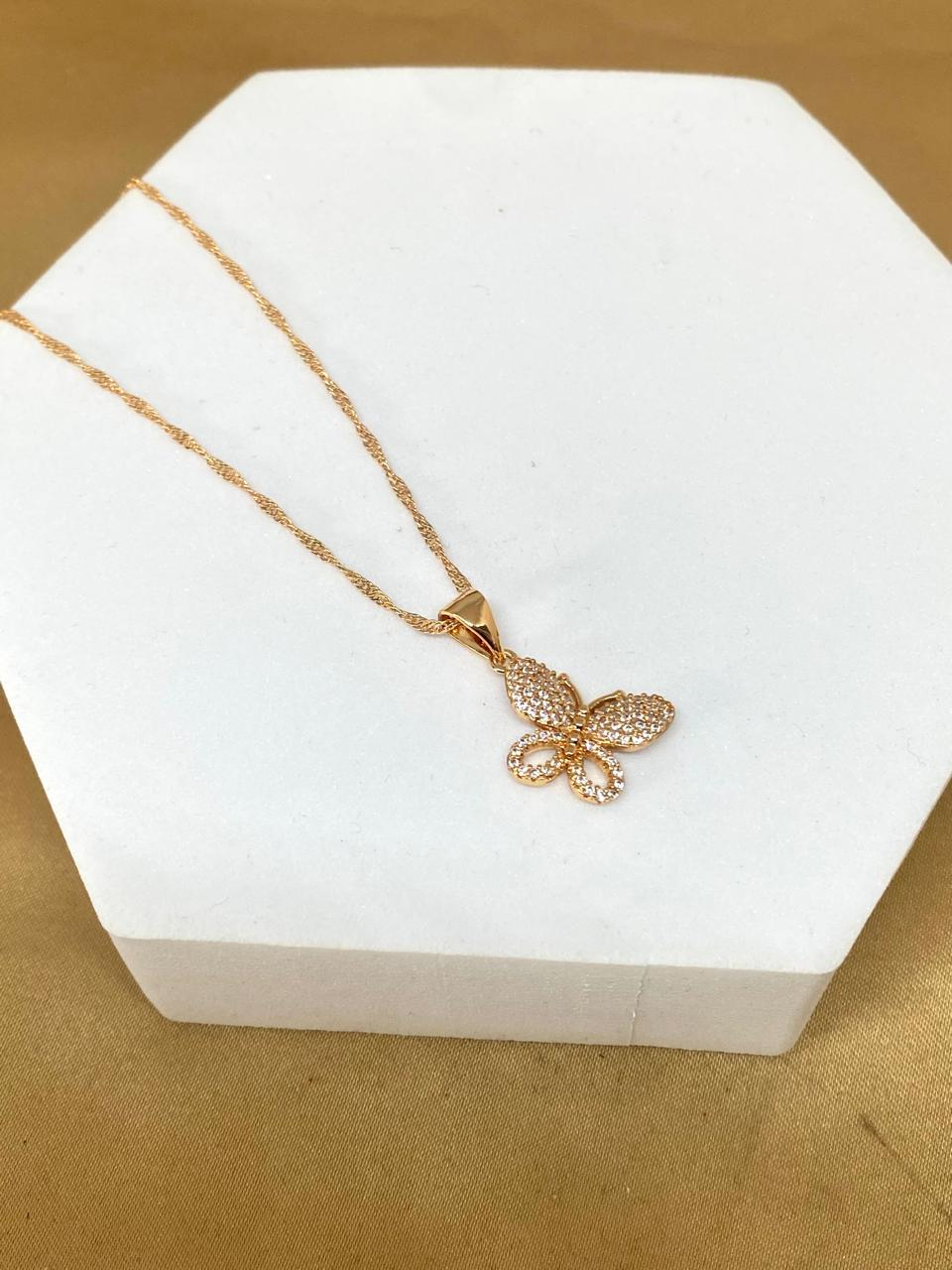 C26449 Collar de mariposa con piedras.  Material: Oro Laminado 18k.