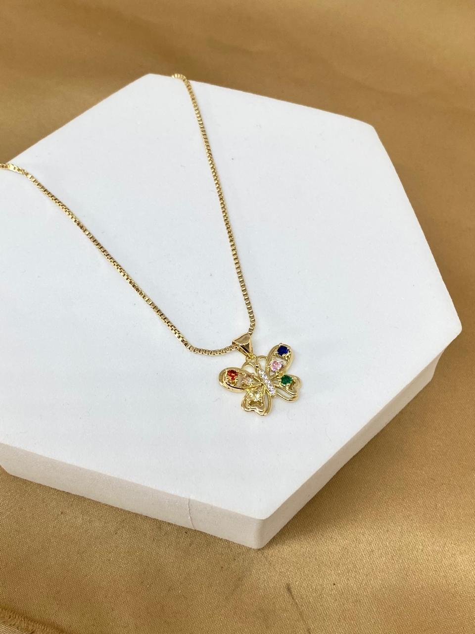 C26446 Collar Mariposa de colores.         Material: Oro laminado 14k.