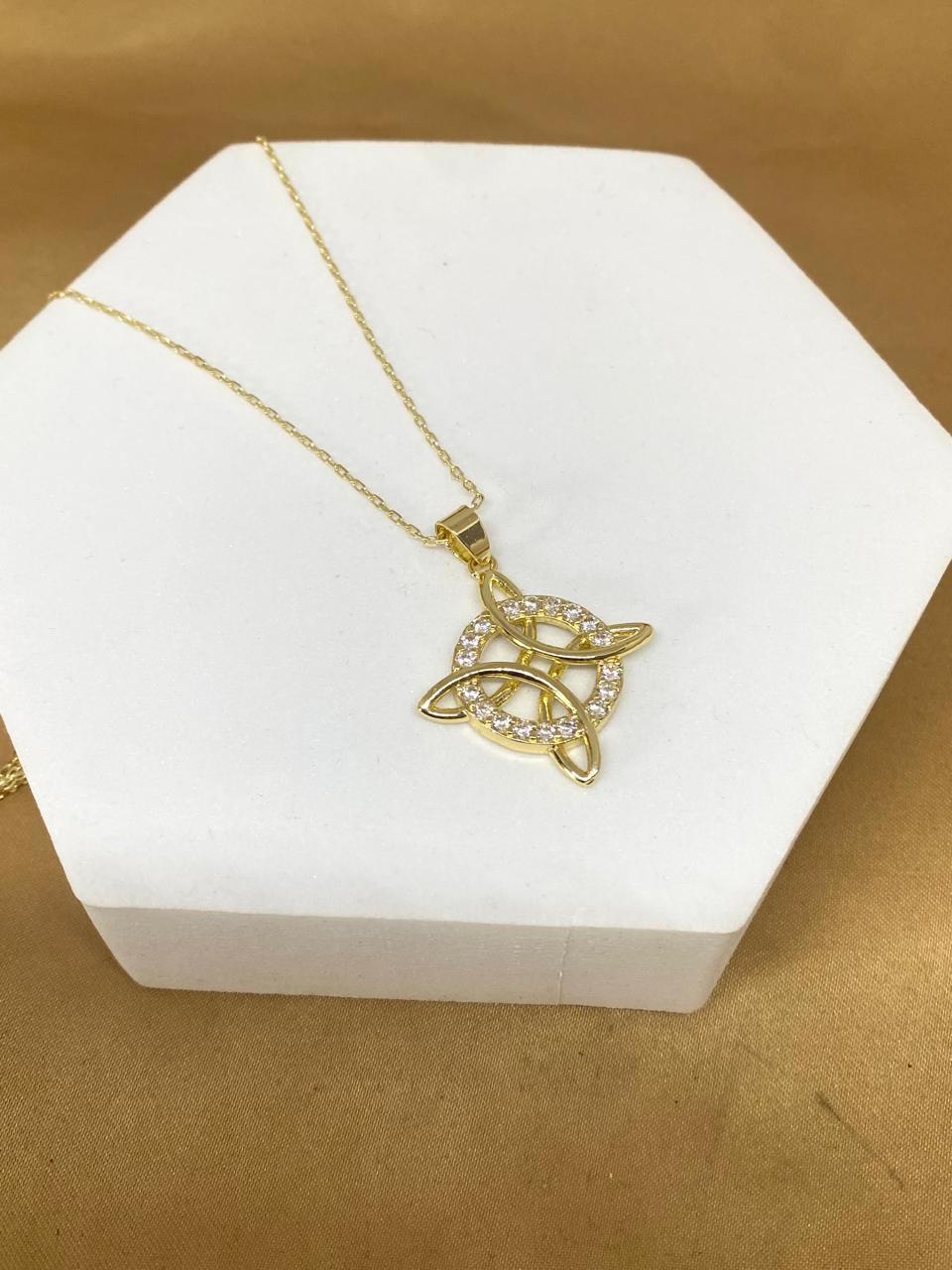 C26443 Collar nudo de bruja 14k.              Material: Oro Laminado 14k.